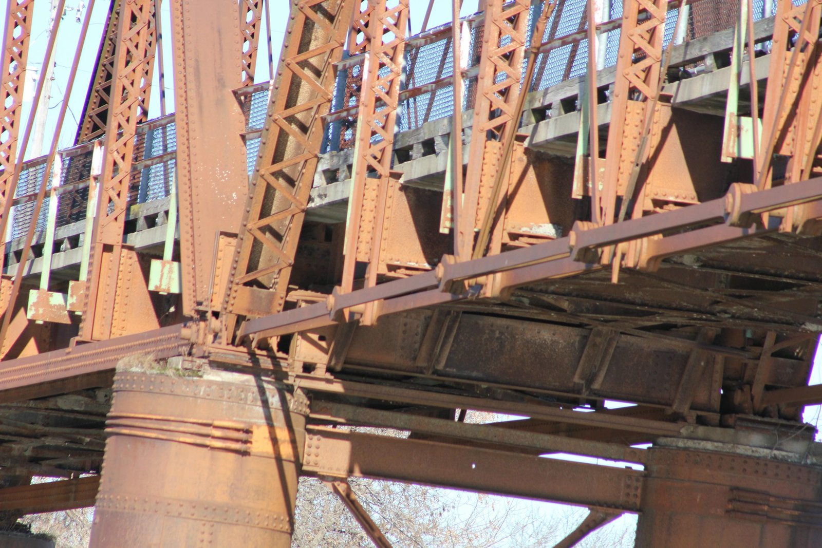 Lower connection, center span